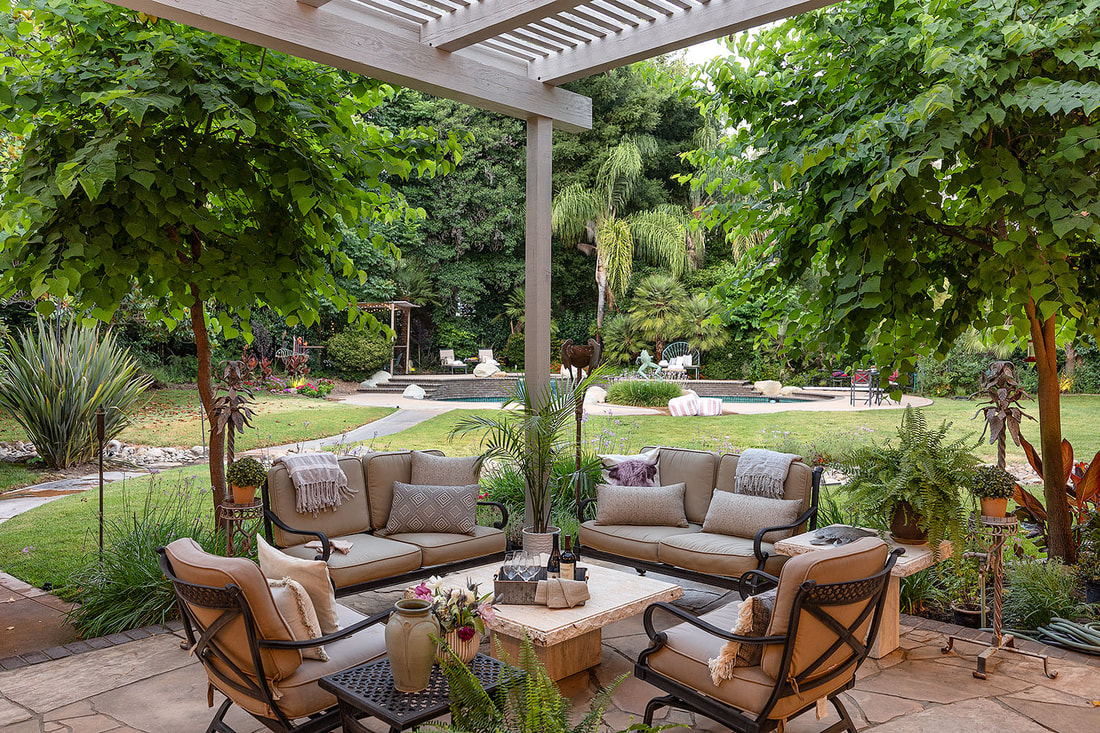 outdoor living area with pergola